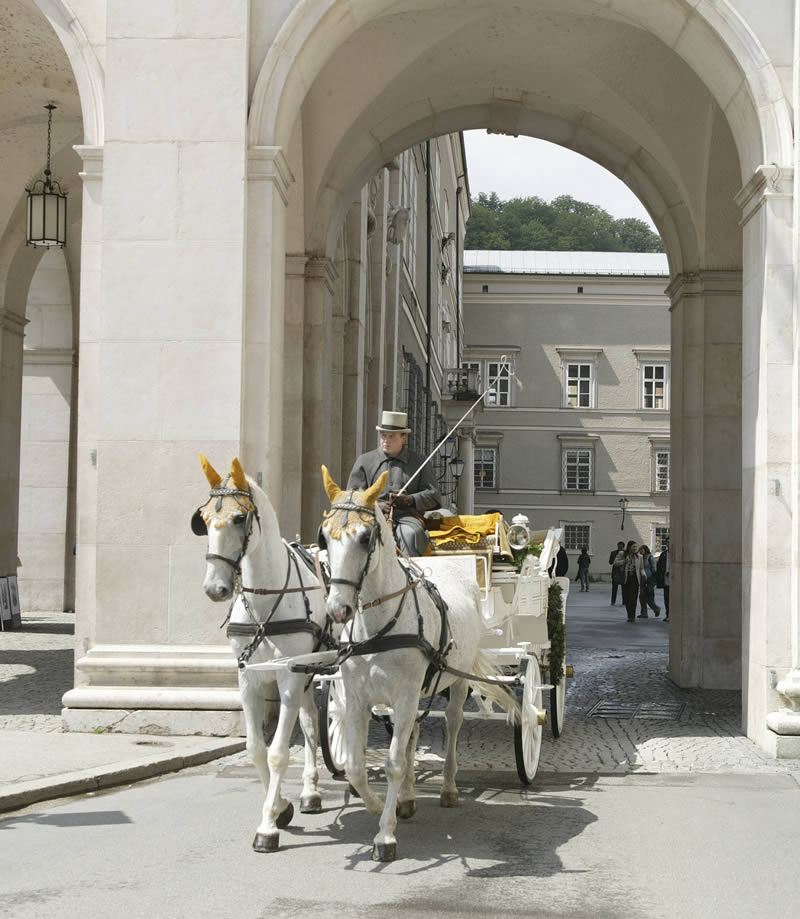オーストリア・ザルツブルク ミラベル宮殿の結婚式会場からご宿泊ホテルまで馬車による送迎