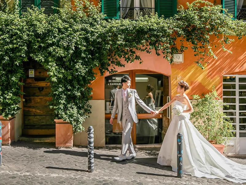 イタリア・ローマフォトプラン・おふたりの自然な感じが、色鮮やかな建物と柔らかい光にに溶け込んでいますね