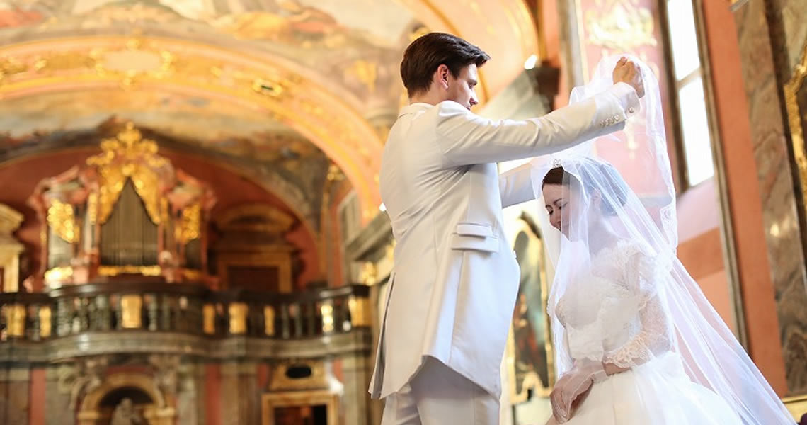チェコ・プラハクレメンティヌム礼拝堂鏡の間にて結婚式