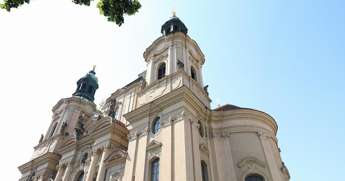 チェコ・プラハ聖ミクラーシュ教会バロック様式の外観