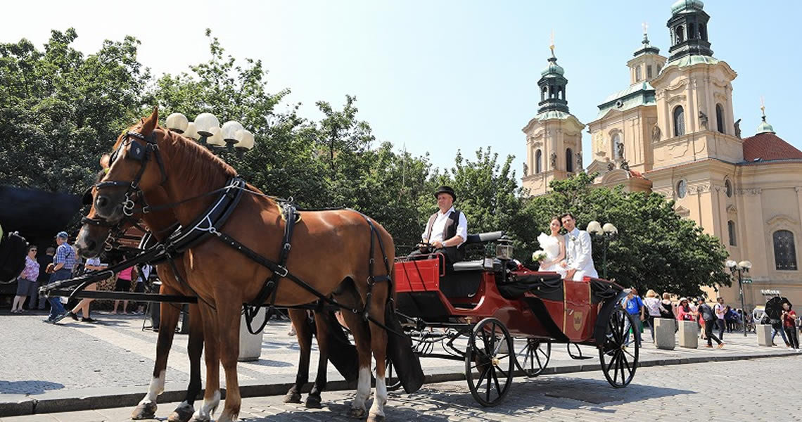 チェコ・プラハ聖ミクラーシュ教会挙式カップルの馬車巡回フォトツアー