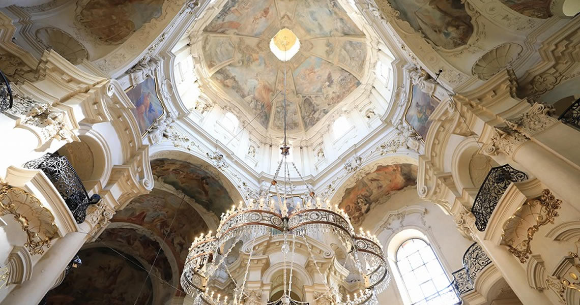 チェコ・プラハ聖ミクラーシュ教会シャンデリアと天井装飾