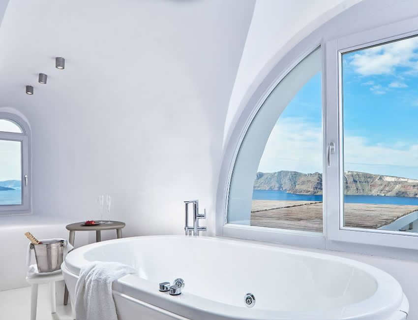 ギリシャ・サントリーニ島カティキエスホテルオーシャンビューバスタブ付きバスルーム