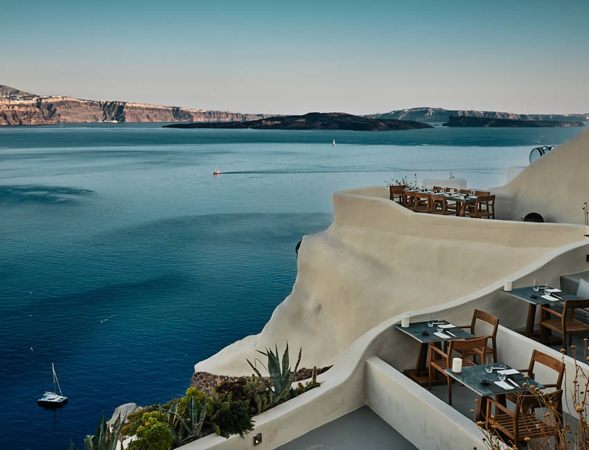 ギリシャ・サントリーニ島イア・ミスティーク絶景ビューのレストラン