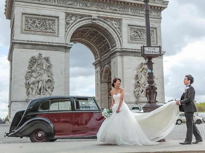 パリ・アメリカンチャーチ教会挙式後に凱旋門を前に写真撮影