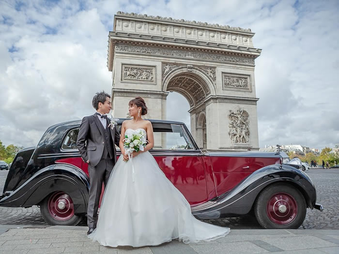 パリ・アメリカンチャーチ教会ウェディングカップル凱旋門とクラシックカーを背景にフォトツアー