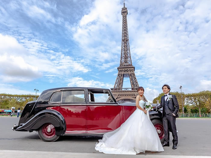 パリ・アメリカンチャーチ挙式後にエッフェル塔を背景にクラシックカーと撮影