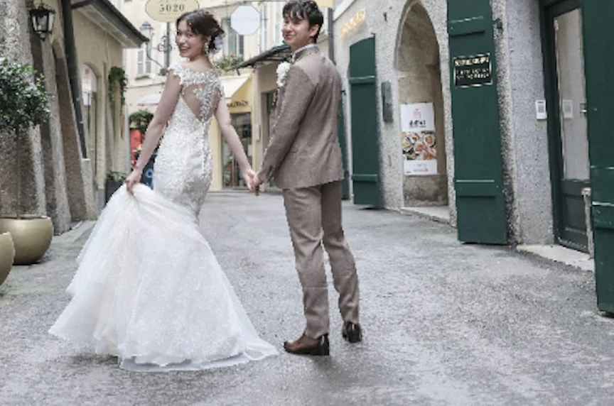 ザルツブルクの路地でのドレス姿