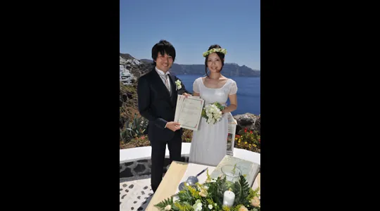 サントリーニ島アンドロニス・ラグジュアリー・スイーツの挙式の先輩カップル M.T様＆M.S様