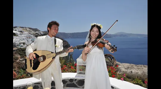 サントリーニ島アンドロニス・ラグジュアリー・スイーツの挙式の先輩カップル M.Y様＆M.H様