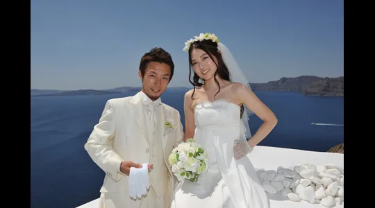 サントリーニ島アンドロニス・ラグジュアリー・スイーツの挙式の先輩カップル M.Y様＆M.H様